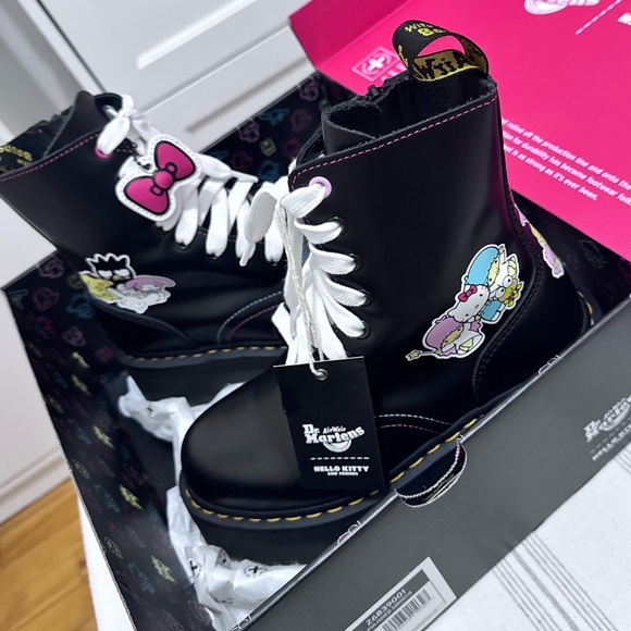 Dr. Martens x Hello Kitty Collaboration Stiefel Hydro Leder - Picture 2 of 2